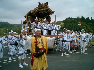 【本祭】繁栄を祈念した手打ちの様子